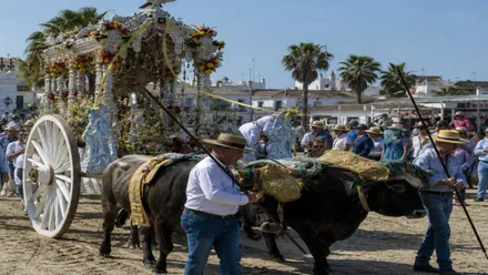 Carreta con el Simpecado en Sanlúcar para cruzar el Guadalquivir.