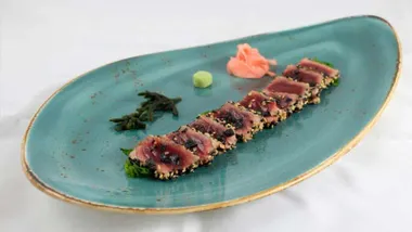 Plato con una sabrosa ración de atún rojo.