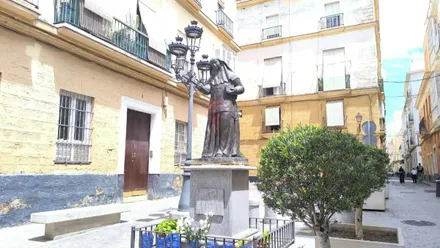 Estatua de Santa Ángela de la Cruz en la plaza de las Viudas sobre la que va a actuar el Ayuntamiento. Foto: José Luis Porquicho Prada.