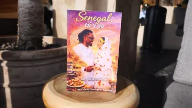 Cubierta del libro "Senegal, tú y yo", de colores vivos y un hombre y una mujer en la misma.