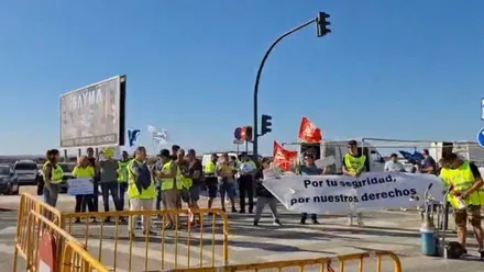 Manifestantes con una pancarta contra el deterioro de los servicios públicos en San Fernando.