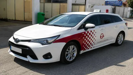 Taxi en blanco (mayormente) y rojo de Chiclana.