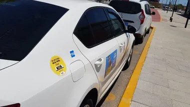 Parada de taxis con dos vehículos.