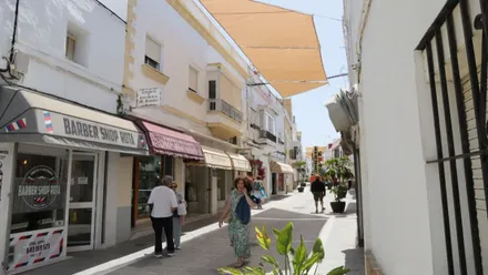 Toldos para dar sombra en las calles de Rota.