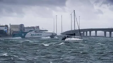 Barcos siendo azotados por la fuerza de un temporal en Cádiz.