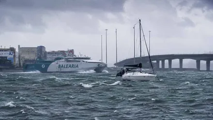Barcos siendo azotados por la fuerza de un temporal en Cádiz.
