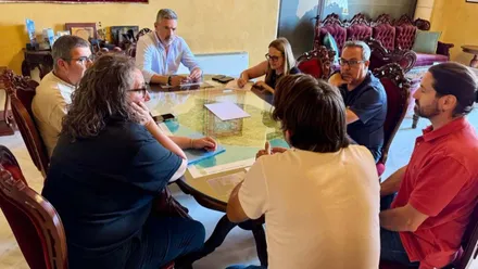 Mesa en la que está el alcalde de Rota y los trabajadores del comité de la Base.