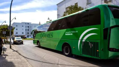 Autobús verde por las calles de Rota.