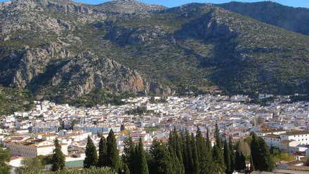 Vista de Ubrique a las faldas de la montaña.
