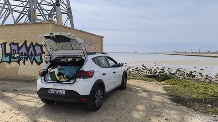 Lorena y su marido llevan un año durmiendo en este vehiculo. La solución no llega. Foto: José Luis Porquicho Prada.