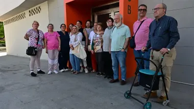 Parte del vecindario de esta promoción de matadero afectado por problemas en las viviendas junto a representantes de la Apdha. Foto: Eulogio García.