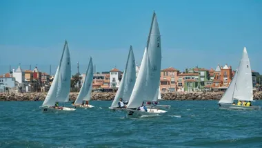 Diferentes barcos compitiendo en aguas de El Puerto.