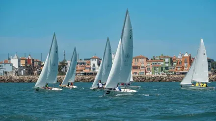 Diferentes barcos compitiendo en aguas de El Puerto.