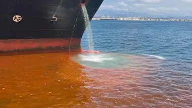 Aceite de palma en aguas de Algeciras junto al carguero.