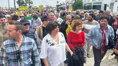 Manifestantes protestando contra los vertidos, entre ellos está la alcaldesa de Sanlúcar.