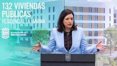 Patricia Cavada, alcaldesa de San Fernando, con chaqueta celeste, presentando el proyecto de 132 nuevas viviendas públicas.