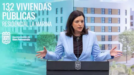 Patricia Cavada, alcaldesa de San Fernando, con chaqueta celeste, presentando el proyecto de 132 nuevas viviendas públicas.