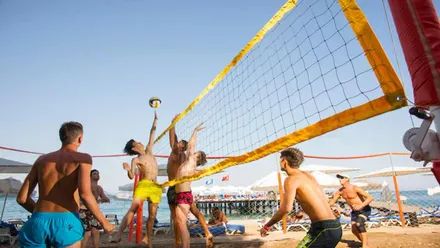 Chicos jugando al Volley Playa.