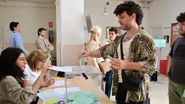 Un joven vota en una mesa de Cádiz capital este 17 de mayo. Foto: Eulogio García.