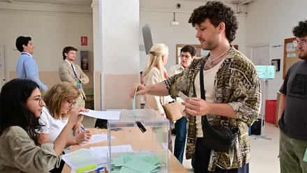 Un joven vota en una mesa de Cádiz capital este 17 de mayo. Foto: Eulogio García.