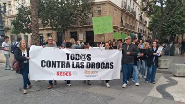 Imagen de la cacerolada contra la droga del Barrio de Santa María entrando en la Plaza de San Juan de Dios llegando por la calle Plocia.