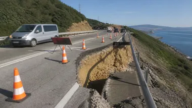 Tremendo desprendimiento de carretera de acceso a Tarifa, la N-340.