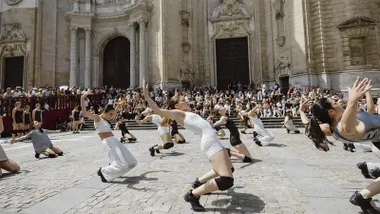 Bailarines durante una actuación de Cádiz en Danza en la Plaza de la Catedral de Cádiz.