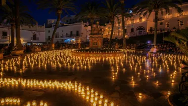 Plaza de Vejer en la que hay miles de velas iluminando la noche.
