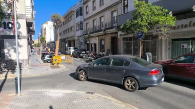 Un coche gira en la esquina de la calle Sociedad hacia el nuevo sentido de la vía por el corte al tráfico de la avenida de Portugal