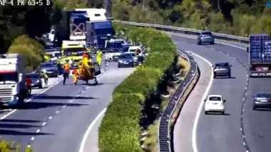 Helicóptero de emergencias aterrizando en la AP-4, tráfico cortado.