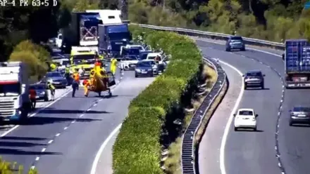 Helicóptero de emergencias aterrizando en la AP-4, tráfico cortado.