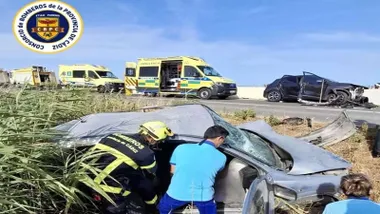 Coches accidentados y personas sanitario.