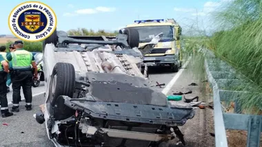 Coche boca abajo tras el accidente.