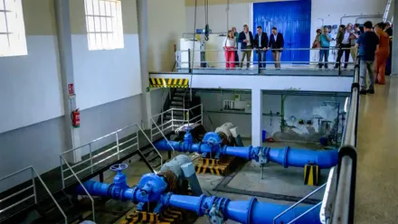 Tubería de gran diámetro de la conducción de agua potable de Cádiz. Al fondo se observa un grupo de representantes institucionales durante la presentación del proyecto.