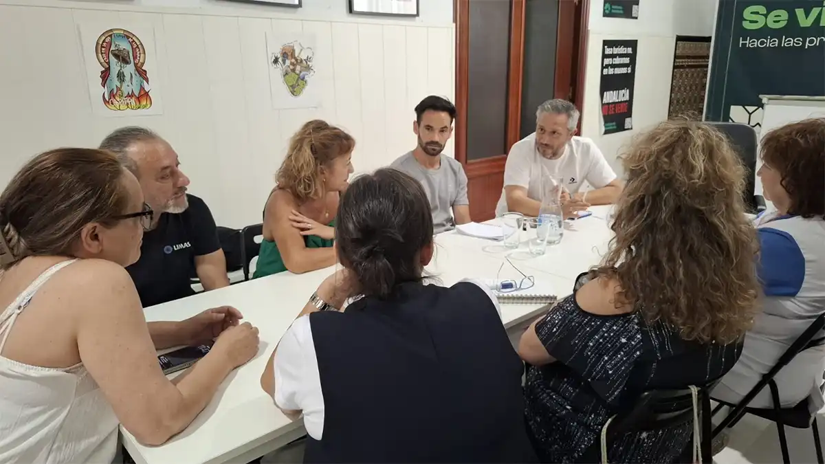 Imagen de la reunión celebrada el miércoles entre Adelante Izquierda Gaditana y el comité del servicio de limpieza en dependencias municipales. 