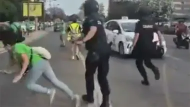 La indignación por la "brutal agresión" a una profesora en Valencia llega a Cádiz: concentraciones en colegios e institutos de toda la provincia