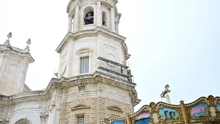 Los primeros andamios instalados en la Torre de Poniente de la Catedral de Cádiz marcan el inicio de la rehabilitación de las torres, primera fase del proyecto integral de restauración previsto hasta 2038. Foto: Eulogio García,