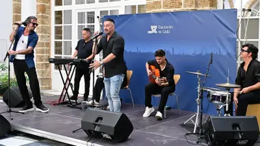 Andy Morales junto a su banda y Nolasco en la presentación de sus dos conciertos en la provincia de Cádiz. Foto: Eulogio García.