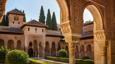 Vista del patio de la Alhambra con sus arcos y yesería árabe.