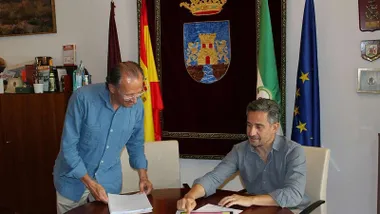 Momento de trabajo con el alcalde José María Román y el delegado José Vera.