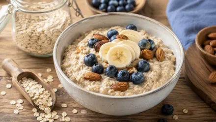 Un cuenco con avena y trozos de fruta como desayuno ideal.