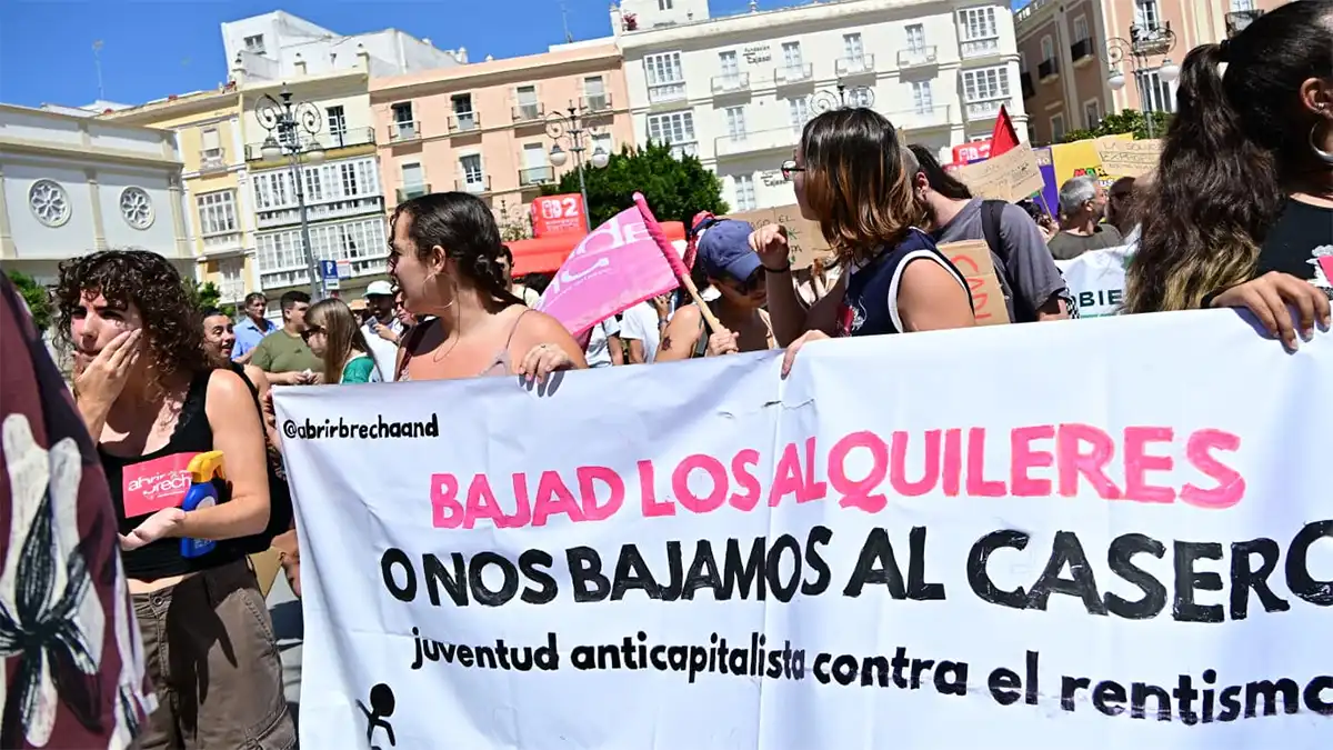Una de las pancartas vistas durante la manifestación por la vivienda en Cádiz. Foto: Eulogio García.