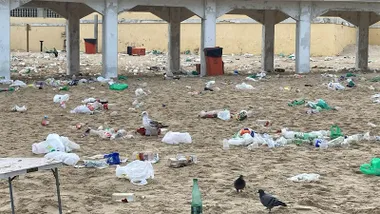 Restos de la noche de San Juan en la Playa de la Caleta de Cádiz.
