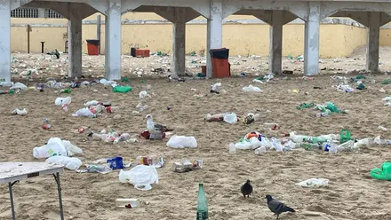 Restos de la noche de San Juan en la Playa de la Caleta de Cádiz.