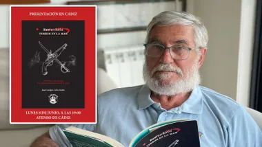 Juan Campos Calvo- Sotelo leyendo un libro y a su izquierda su obra sobre Benito Soto.