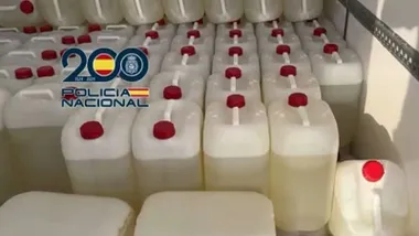 Muchos bidones blancos con tapón rojo conteniendo gasolina.