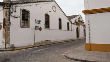 Edificio de bodegas en una calle de El Puerto.