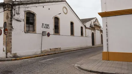 Edificio de bodegas en una calle de El Puerto.