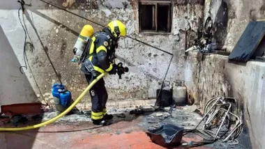 Un bombero interviene en el incendio en la calle Muñoz Arenillas junto a las tres bombonas. Foto: CBPC.