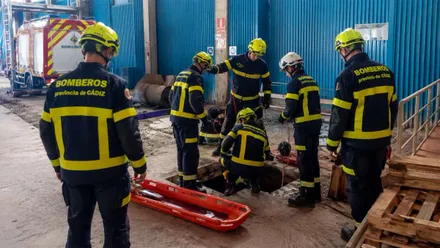 Varios bomberos de Cádiz durante una prueba de entrenamiento.